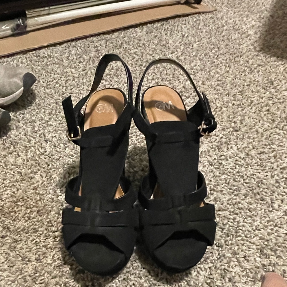 Black wedges